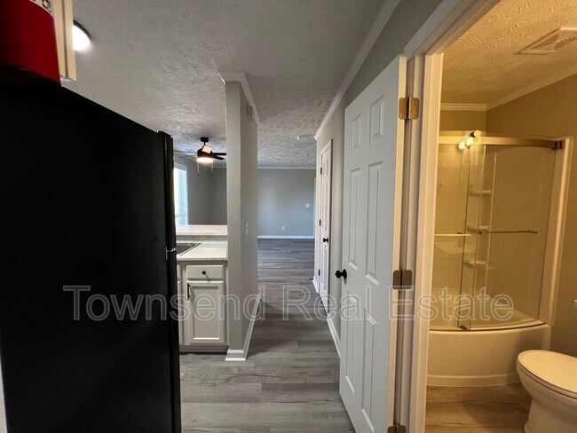 Building Photo - 5850 Century Oaks Dr