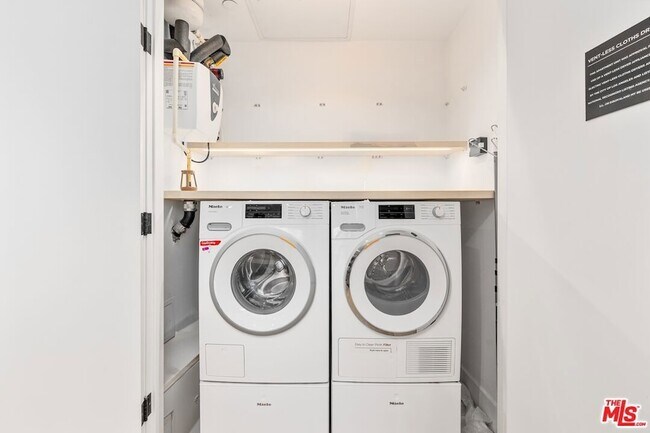 Building Photo - 10777 Wilshire Blvd