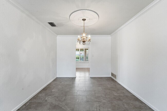 Building Photo - Welcome to this beautiful 4-bedroom, 3-bathroom home in Tempe Arizona!
