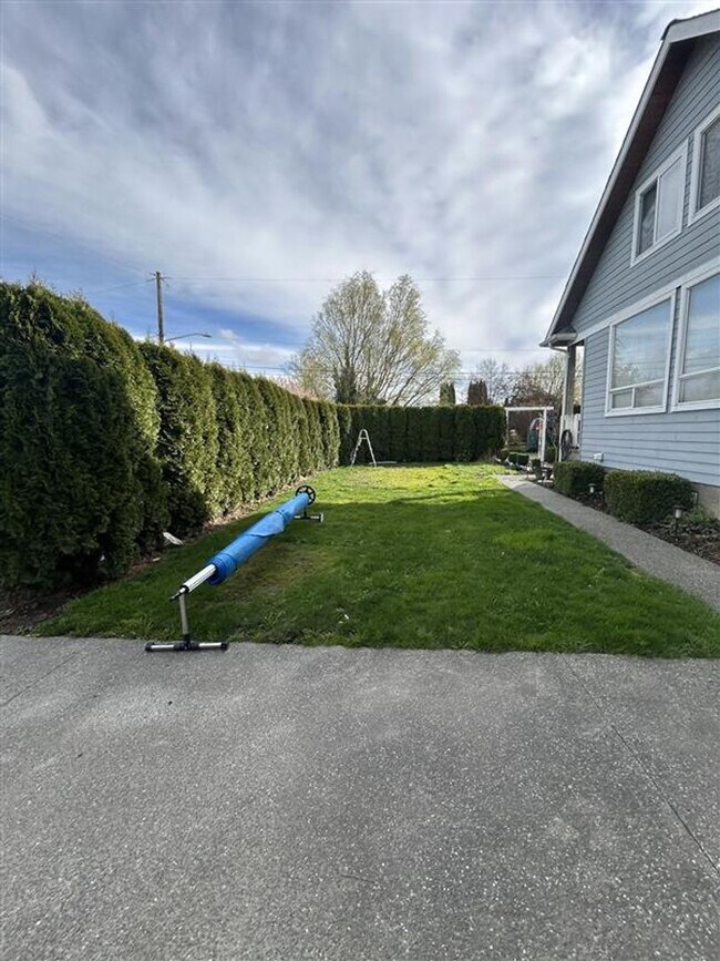 Building Photo - 211 Baker St