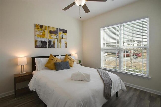 Building Photo - 11 Summer Lake Way