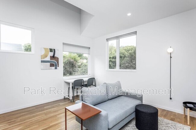 Building Photo - 323 S East St