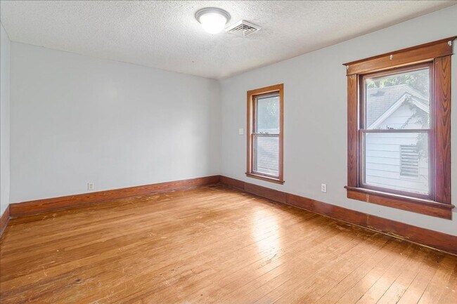 Building Photo - 411 N College St