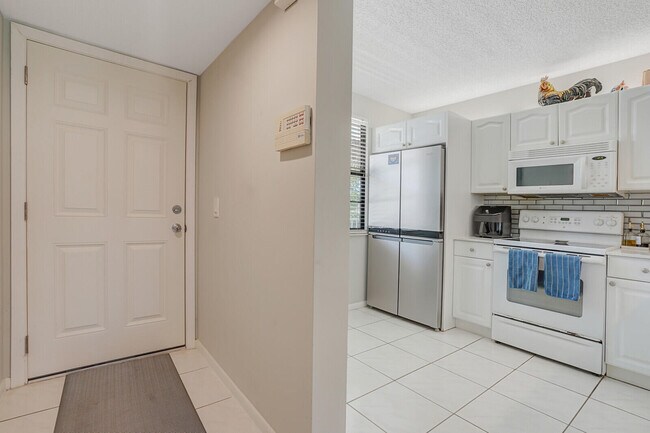Building Photo - 6037 Balboa Cir