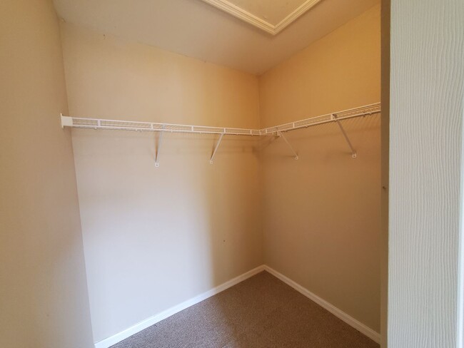 Building Photo - Quiet Buckingham Living