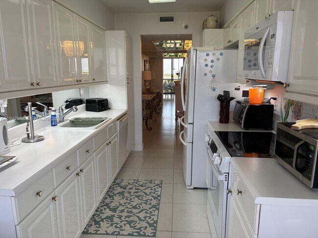 Building Photo - 3600 Yacht Club Dr