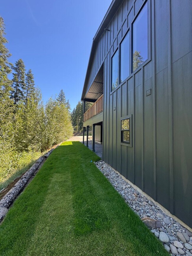 Building Photo - Luxury Rural Home Close to Town for Lease