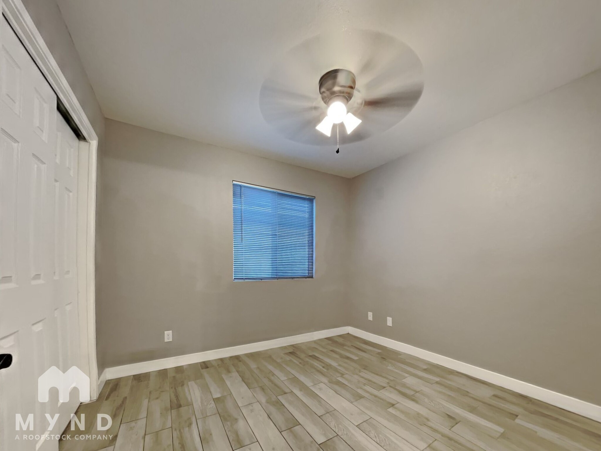 Building Photo - 548 E Royal Palms Dr
