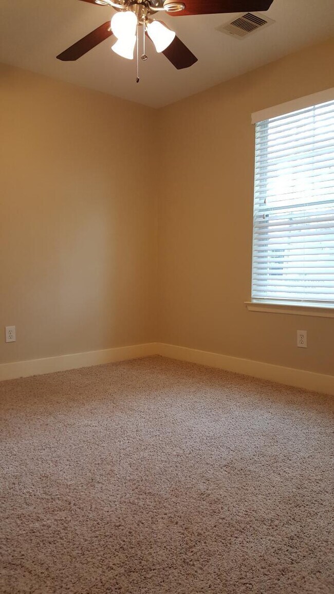 Building Photo - Hailey's Manor