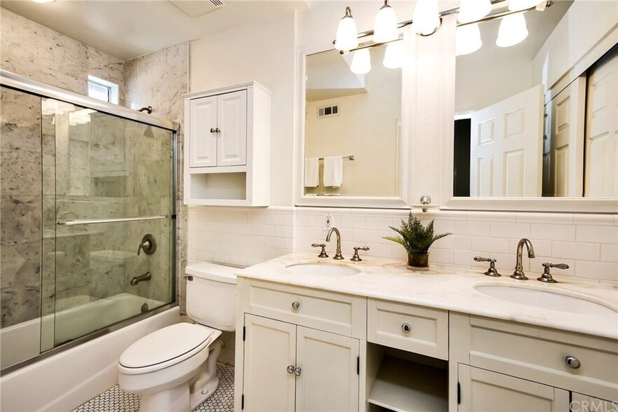 Master Bathroom - 26412 Vicente Lugo