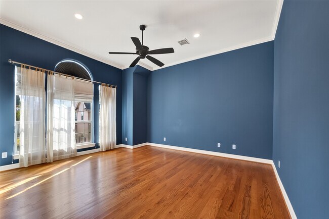 Building Photo - 1004 Stanford St