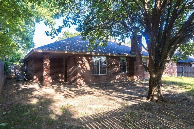 Building Photo - 304 Eccell Ct