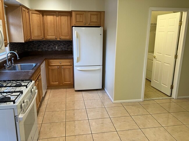 Building Photo - 154 Bayshore Dr