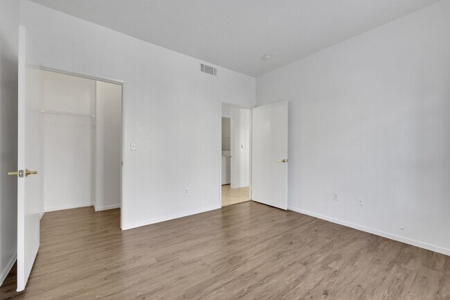 Building Photo - 2 bedroom Townhouse