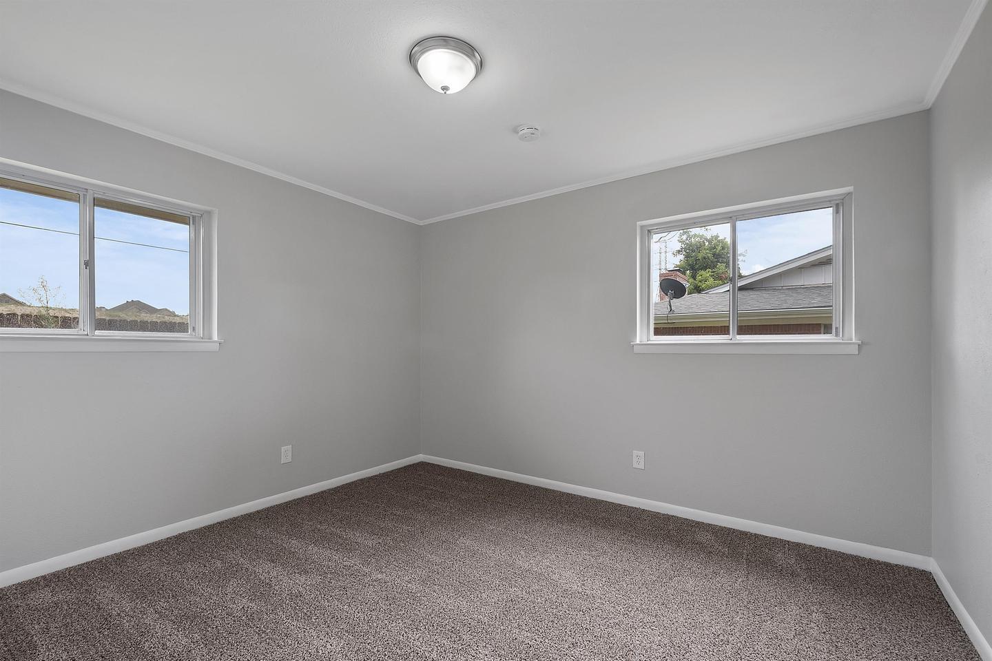 Building Photo - Bright & spacious 6-bedroom retreat in Ben...