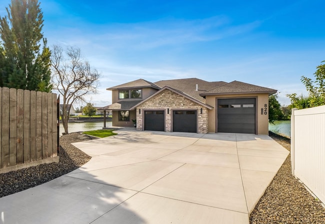 Building Photo - Stunning Large Custom Built Home On the Lake!