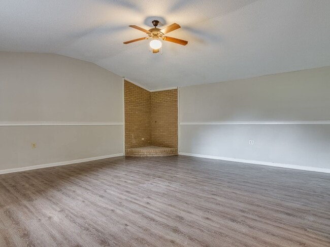 Building Photo - -Beautifully renovated 3 bedroom, 2 bathro...