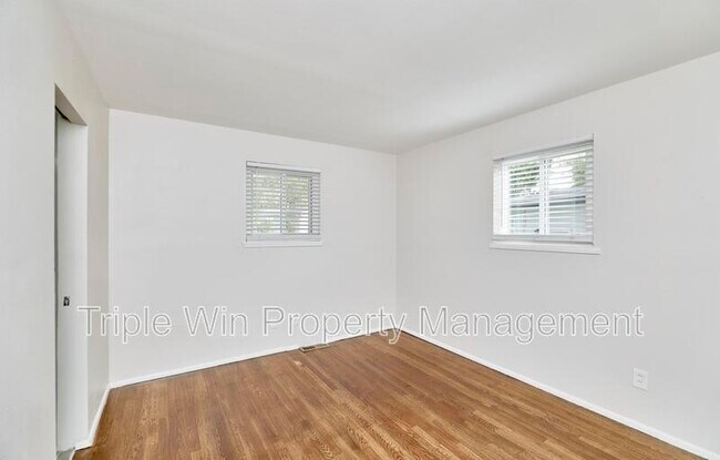 Building Photo - 803 Holiday Ave