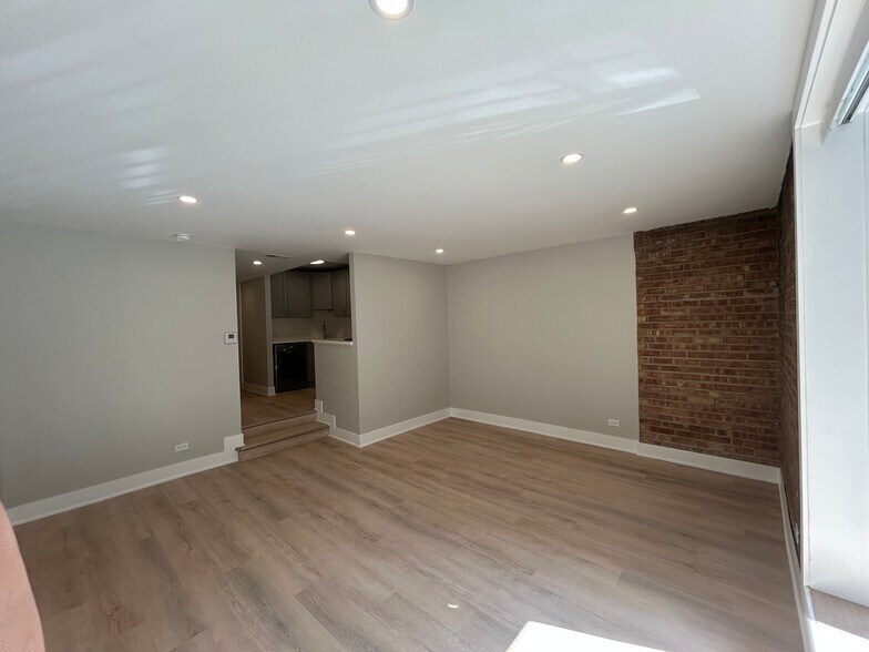 Building Photo - 1214 N La Salle Dr