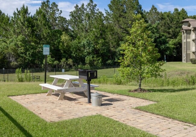 Building Photo - Beautiful Two Bedroom Apartment in Fort Walton Beach!