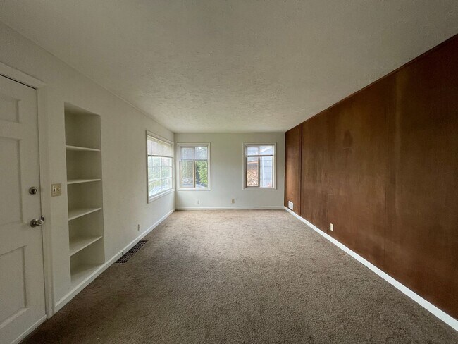 Building Photo - 2Bd 1 Ba Classic NE Portland Home With Fenced Backyard! Washer/Dryer Hookups.