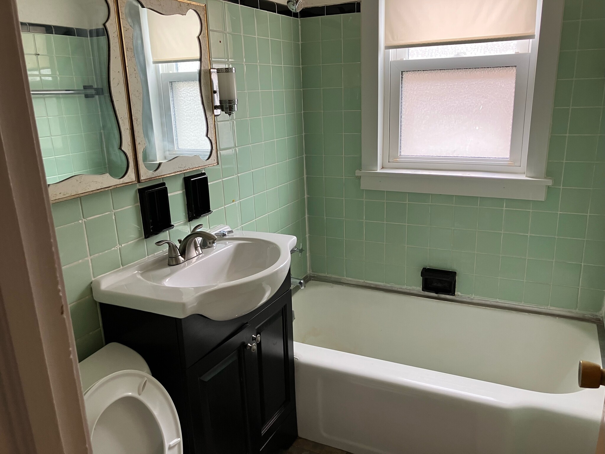 Building Photo - 2636 W Balmoral Ave