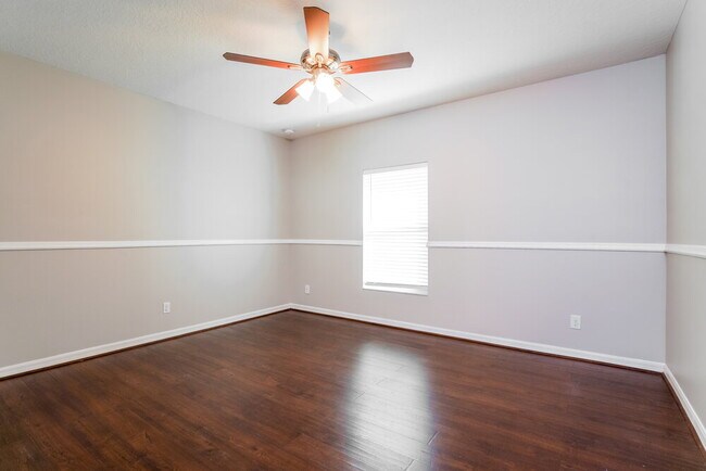 Building Photo - 7211 Wakeview Dr