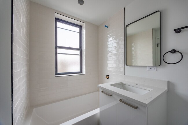 Building Photo - 4410 N Greenview Ave