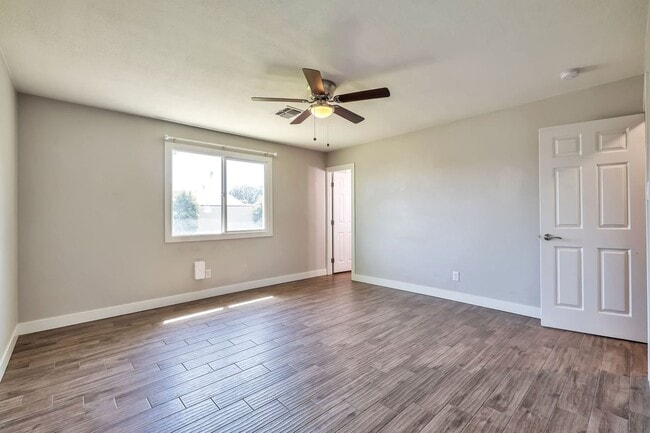 Building Photo - Tempe 6-Bedroom Home Featuring Large Turf Yard & Ideal Location