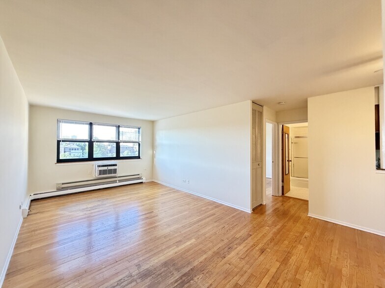 Building Photo - 675 W Wrightwood Ave