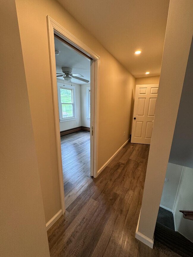 Building Photo - 105 E Railroad St