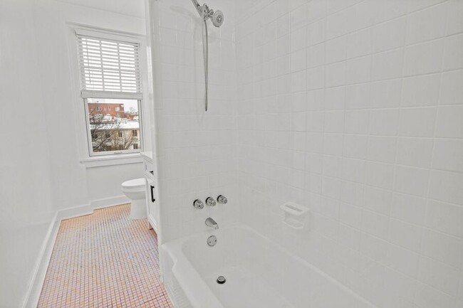 Building Photo - Amazing One-Bedroom Adams Morgan Unit! - W...