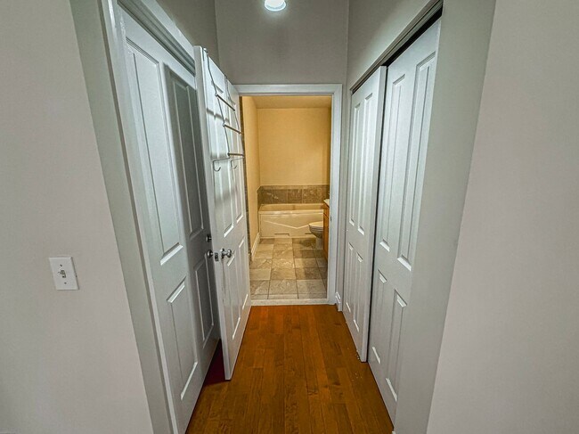 Building Photo - Luxurious 2 Bed 2 Bath Condo In Station Sq...