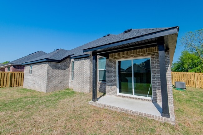 Building Photo - 3bed 2bath, LOADED w/Amenities near Stonebridge Meadows Country Club