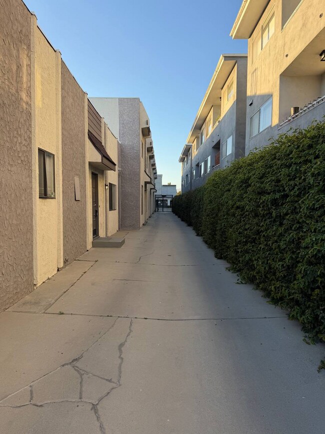 Building Photo - 14328 Addison St