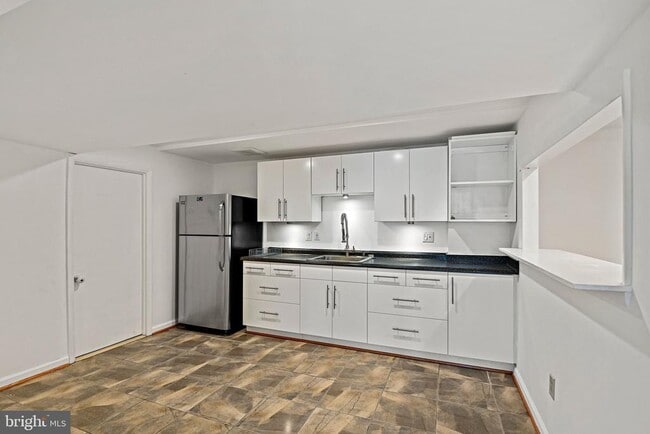 Building Photo - 6713 Old Chesterbrook Rd