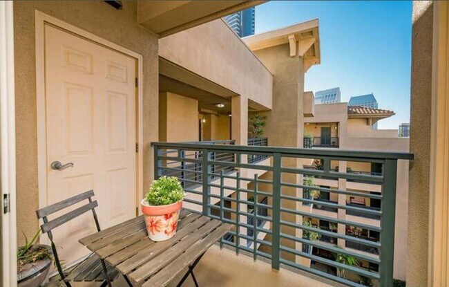 Building Photo - 1 bed/1 bath condo unit