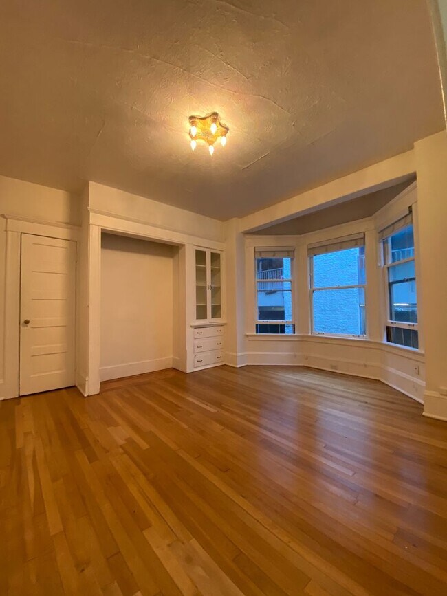 Building Photo - Tons of natural light with a touch of vintage charm in this TOP FLOOR Studio!