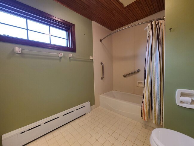 Building Photo - Charming 3-Bedroom, 2-Bathroom Home in South Haven, MI