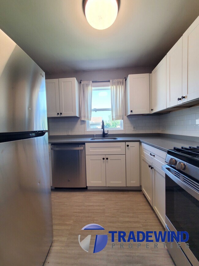 Building Photo - 1408 Lake St NE