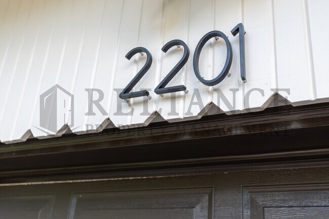 Building Photo - 2201 S Glendale