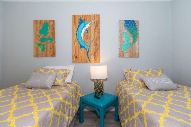 Building Photo - This tasteful decorated home features 3 be...