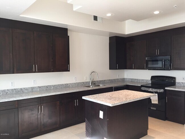 Building Photo - 1502 E Dunlap Ave