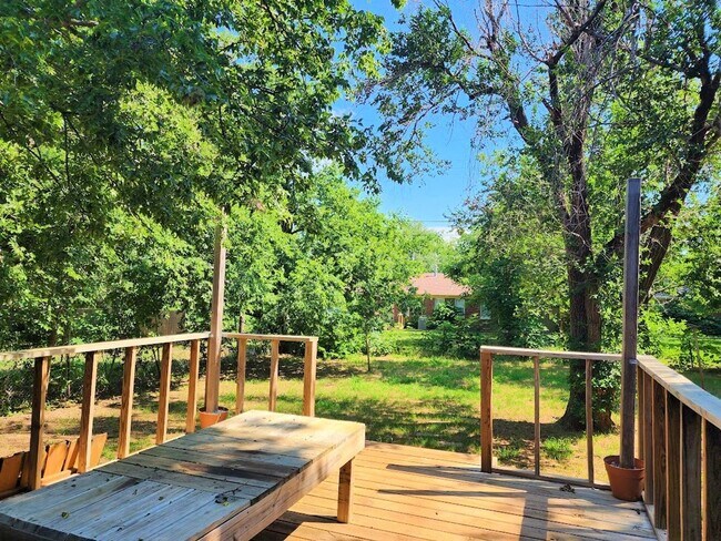 Building Photo - 2 Bed 1 Bath Plus Bonus Living/Office Cottage Style Home-The Village NW OKC