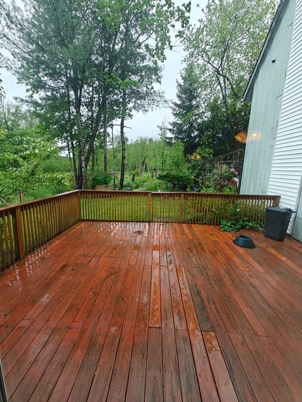 Fenced wooden deck. - 29 Peter Way