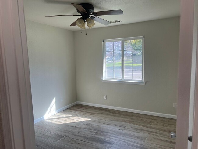 Building Photo - Adorable Kingsburg Home for rent