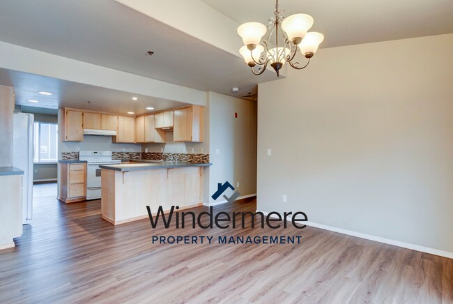 Building Photo - 2 Bed + Den/Office  2 Bath Condo W/S/G Inc...
