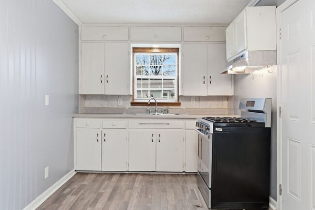 Building Photo - 3 Bed | 1 Bath | FULLY Remodeled | FULLY Fenced Yard | Springfield MO | PETS WELCOME!