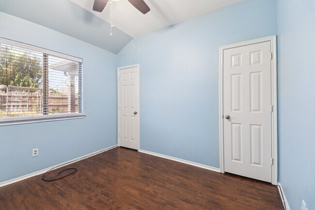 Building Photo - 4 Bedroom Single Family in Crossroads