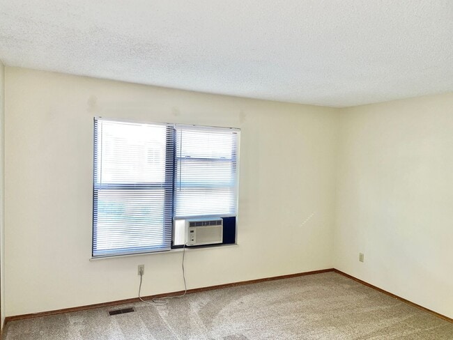 Building Photo - Beautiful West Side 2 Bedroom Condo w/ Views!!